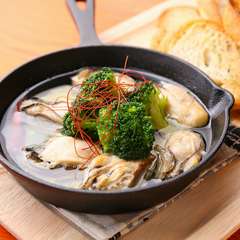 地元広島産の牡蠣の旨みをガーリックオイルが引き立てる『牡蠣のアヒージョ』