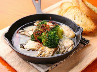 地元広島産の牡蠣の旨みをガーリックオイルが引き立てる『牡蠣のアヒージョ』