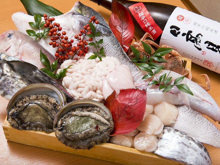 地物の天然物を中心に、全国から厳選される魚介類
