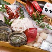 旬を大切にした食材選びで、季節感溢れる日本料理が魅力の【魚菜みの越】。魚は、地物の天然物を主として、全国各地から選りすぐられます。野菜も時期の物、季節毎の良いものを厳選。