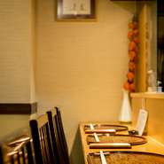 自然と2人の距離が近くなるカウンター席は、デートにおあつらえ向きです。店主と会話を交わしながら、2人微笑み合って美味しいお酒と料理をいただく。ホッとくつろげ、この上ない幸せを感じられる時間です。
