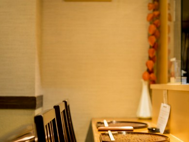 並んで座れるカウンターは、2人のための特等席