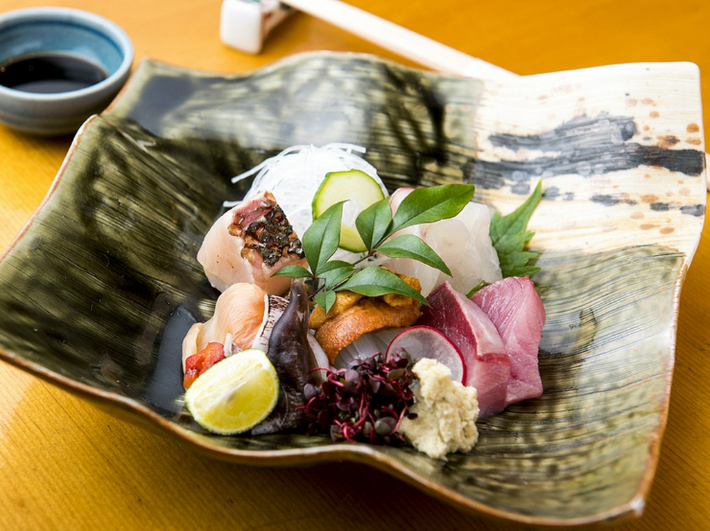 地元の天然物を中心に、その日に入荷した鮮魚数種の『刺身盛り合わせ』