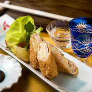 ポテトサラダをハムで巻き、衣をつけて揚げたもの。シンプルな、昔ながらの懐かしい味わいに一度食べるとやみつきになります。常連さんにも人気の一品。