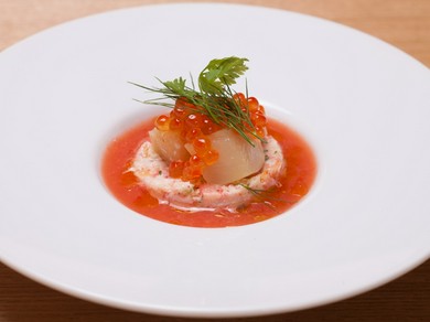 前菜の一例『カニとホタテのガトー　バニラ風味のガスパッチョ』