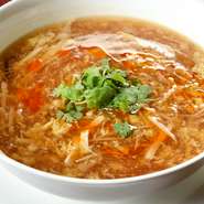 四川料理でスープと言えばサンラ―タン、酸味とラ―油の辛みがバランス良く楽しめます。