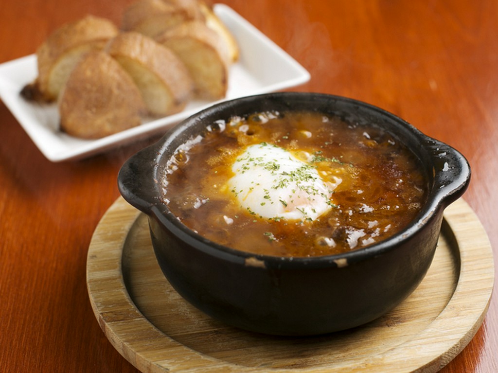 トマトの酸味と赤ワインのコクが際立つ『牛すじ赤ワイン煮』