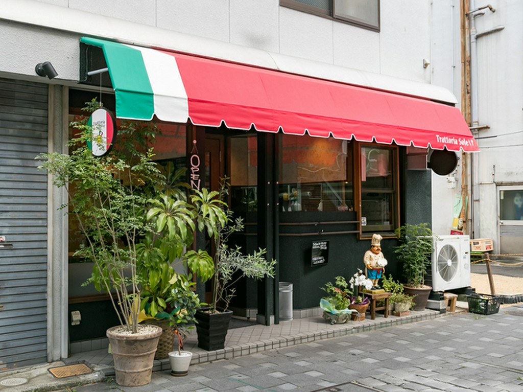 トリコローレカラーとユニークなコックさんがお出迎え