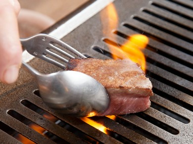 数々の肉料理に合うワインが、豊富に幅広くセレクトされている