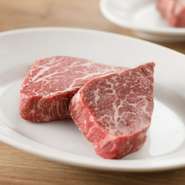 但馬牛の「もも肉」は肉質の良さに優れ、神戸牛の希少な「シャトーブリアン」はフィレ肉の最も柔らかい最高級部位です。松阪牛の「サーロイン」は脂身のバランスに優れ、秀逸な美味しさです。
