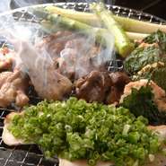 七輪で焼肉のように地鶏を焼く『七輪焼』で、地鶏の旨味を存分に