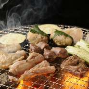 地鶏の旨味を 七輪で焼肉のように地鶏を焼く『七輪焼』が好評