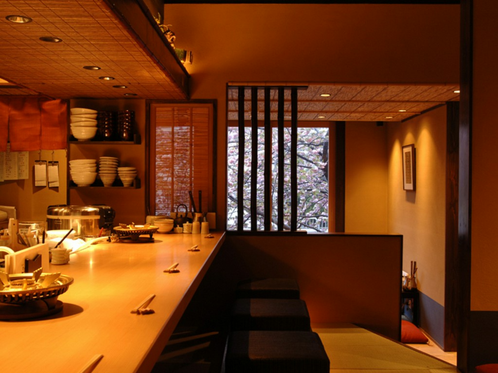 落ち着いた雰囲気のカウンター席で過ごす二人の時間