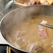 厳選した国産鶏を使用。骨付きもも肉、ムネ肉やもも肉のスライスは白スープで、せせり肉とつくねはピリ辛味噌の赤スープで炊きます。コラーゲンたっぷりのスープでプリプリの鶏肉を堪能できます。