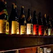 芋、麦、米、黒糖、泡盛など、厳選した焼酎の取り揃えは常時20種類。京都の町屋をイメージした落ち着いた雰囲気の店内で、ゆったりとグラスを傾けながら至福の時を過ごせます。