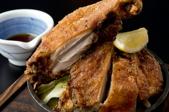 スパイシーな味とパリッとした食感が魅力の『骨付もも肉のがぶり揚げ』