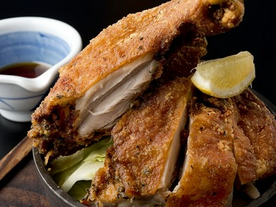 スパイシーな味とパリッとした食感が魅力の『骨付もも肉のがぶり揚げ』