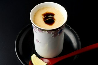 こだわりの卵と鶏スープの絶妙な組み合わせの『ヴェルサイユの茶碗蒸し』