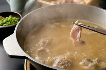 旨みたっぷりの鶏スープで煮込んだ『地鶏水炊き（骨付きぶつ切りもも肉）』