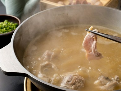 旨みたっぷりの鶏スープで煮込んだ『地鶏水炊き（骨付きぶつ切りもも肉）』