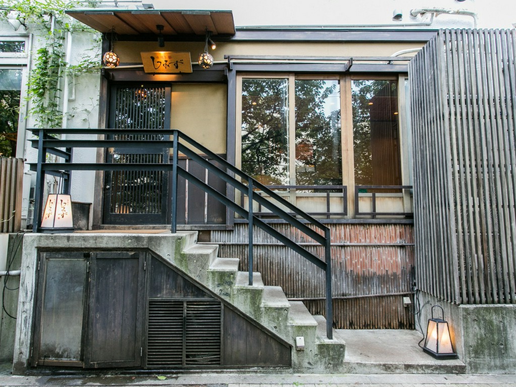 中目黒駅から徒歩5分、目黒川沿いの鶏専門店