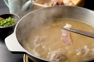 国産の鶏肉を自慢の鶏スープで炊く『地鶏の水炊き』