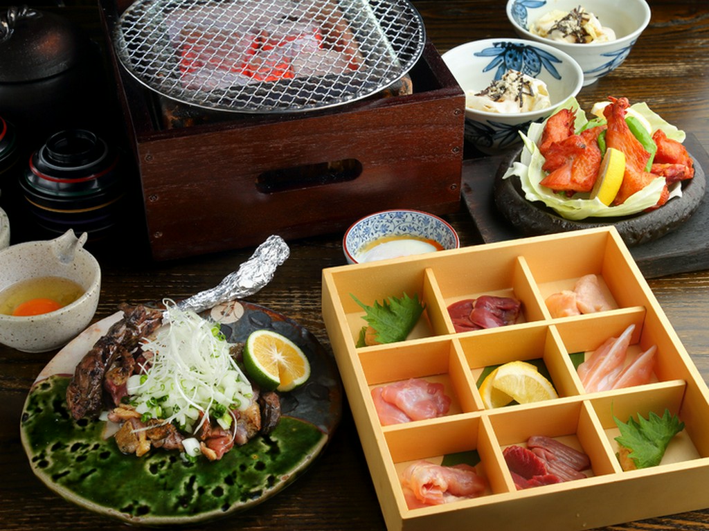 地鶏の旨味をじっくりと閉じ込める、『七輪焼』が美味しさの秘訣