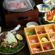 空輸で入荷する朝引き鶏を、七輪で焼肉のように焼く『七輪焼』や、〆の親子丼も愉しみな『地鶏すき焼き鍋』を、くつろぎの店内でゆっくりと楽しめます。
