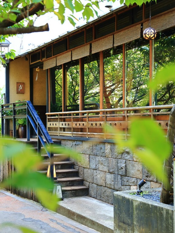 目黒川沿い、風情ある景色を眺めながら二人の楽しい時間を