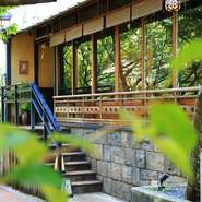 京都の川床を想わせる店内で、ゆっくりと過ごす至福のひと時はいかがでしょう。寛いでいただく美味しい鶏料理に、二人の会話も楽しくはずむはず。
