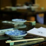 できれば秘密にしたい、大人の隠れ家の様で、とっても寛げるお店。人気の『鶏料理』に加え、 季節の新名物も登場するので、何度でも訪れたくなる事間違いなしです。