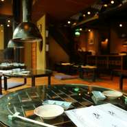 目黒川の大きな桜の木の下にある、京都の川床を想わせる素敵な雰囲気の店内。お洒落な空間で、美味しい料理とお酒、そして景色を眺める大人の女子会はいかがでしょうか。