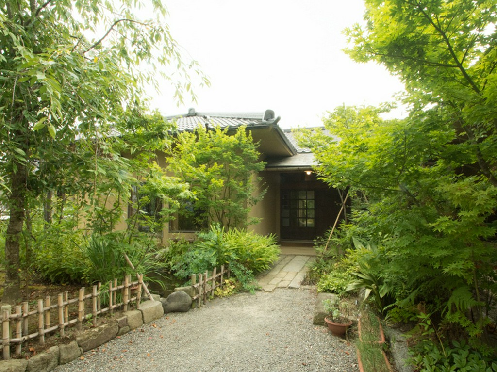 四季の移ろいを感じる約150坪の日本庭園がお出迎え