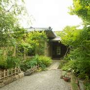 約150坪もある日本庭園は、楓をはじめとする落葉樹が植わり、季節とともに美しい景色を見せてくれます。新緑の夏が終わると秋の訪れ。紅葉の後は閑散とした冬、そして芽吹く春。四季に感謝したくなる景色です。