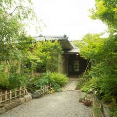 四季の移ろいを感じる約150坪の日本庭園がお出迎え