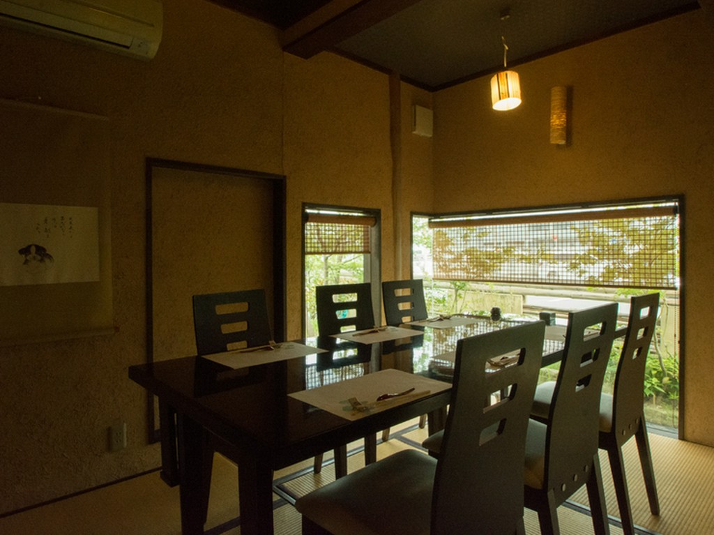 四季折々の景色と彩り鮮やかな旬の料理を全室個室で堪能する