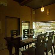 全室個室のつくりで、畳にテーブル席や掘りごたつ席、大広間など、用途に合わせてリクエストができます。どの部屋からも四季を写し出す日本庭園が眺められ、料理と庭の一体感を感じることができます。