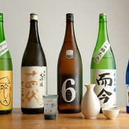 都内でもトップクラスの品揃えを誇る日本酒バル。その意図はやはり日本酒の魅力をより多くの人たちに知ってもらうこと。1週間に30～40本ほどが入れ替わっていくので、いつでも初の銘柄を楽しむ事ができます。