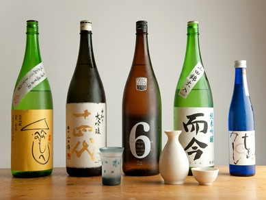 知らない銘柄に出合える楽しみ、常時100種類が揃う日本酒