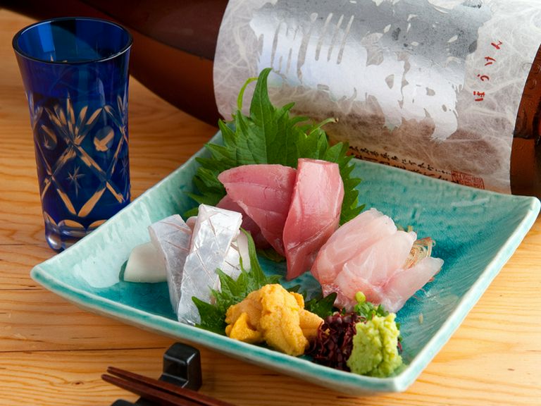 必ず入る贅沢な旬魚に驚きと嬉しさがこみ上げる『刺身盛り合わせ(三点〜)』