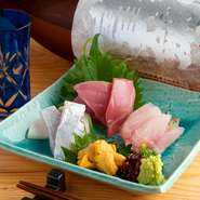 毎日築地で買い付けする魚介は鮮度はもちろん、種類に合わせ寝かせたり、熟成させるものなど素材に合わせ一工夫。日本酒同様、美味しいものを紹介したいというオーナーの心意気が溢れる一皿です。