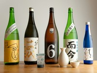 冷蔵・常温管理含めて、常時100種以上ご用意しております。人気銘柄、希少酒、旬の酒、熟成酒、通年酒など幅広く仕入れております。固定銘柄はございませんので、お問合せ、ご来店の際にご確認下さい。
