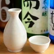 やはり【いと】の自慢はなんといっても「日本酒」。常時、約40種類。季節によって変わる銘柄は、幅広い味を揃えています。様々な銘柄と出会うことで、日本酒の深さと良さを知っていただけると思います。
