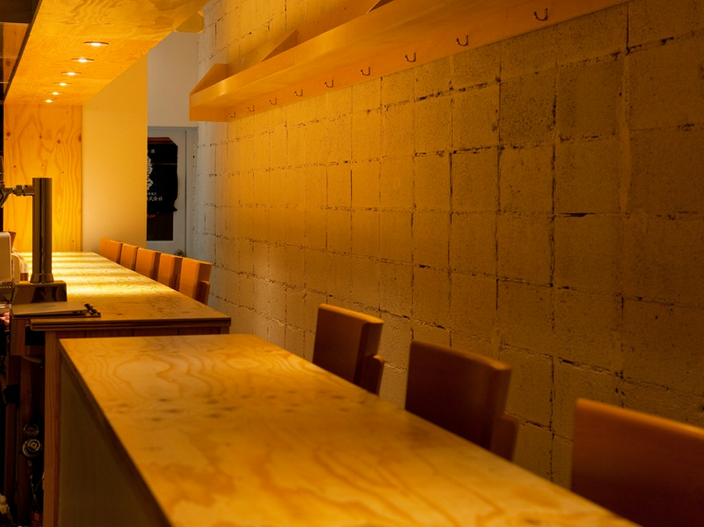 日本酒とその日の魚でゆったりと楽しんでいただける雰囲気