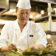 料理人がその熟練の腕を振るって料理を提供。季節ごとの素材を使った本格和食が、たっぷりと味わえます。