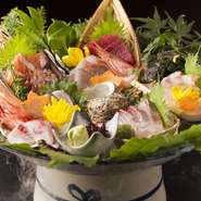 素材はすべて厳選しているのが、料理人としてのこだわりです。そのうちのひとつ『刺し盛り（二人前）』は季節の魚介を使用。大勢での宴会でもたっぷり楽しんでいただけます。
