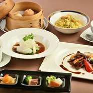 香港の伝統的な調理法に洋風の雰囲気を持たせた革新的な一皿をお楽しみください。