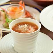 1954年創業の『天津飯店』がプロデュースする広東料理。広東料理の手法に西洋風のアレンジを加えたシェフこだわりの料理は接待などでもお喜びいただけます。