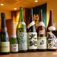 常駐しているソムリエが、大将がつくる繊細な料理の味を邪魔しない、主張しすぎない味わいのワイン、日本酒、焼酎を厳選。ワインはヴァンナチュール（自然派）、日本酒は純米酒など、種類豊富にそろっっています。