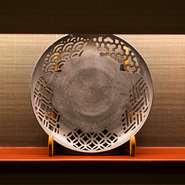 カウンターや各部屋の装飾品は、北海道を代表する陶芸作家小山七郎氏の作品。カウンター席には、透かしの技を駆使した逸品が置かれています。緻密な伝統模様を配した器が、客人の眼を愉しませています。